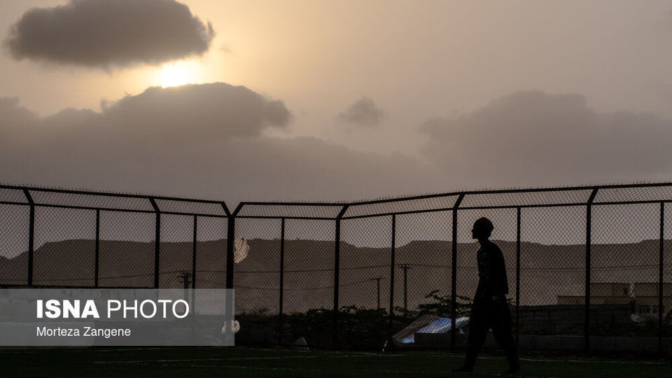 پا به توپ زیر چتر شرجی