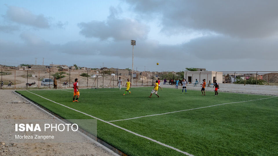 پا به توپ زیر چتر شرجی