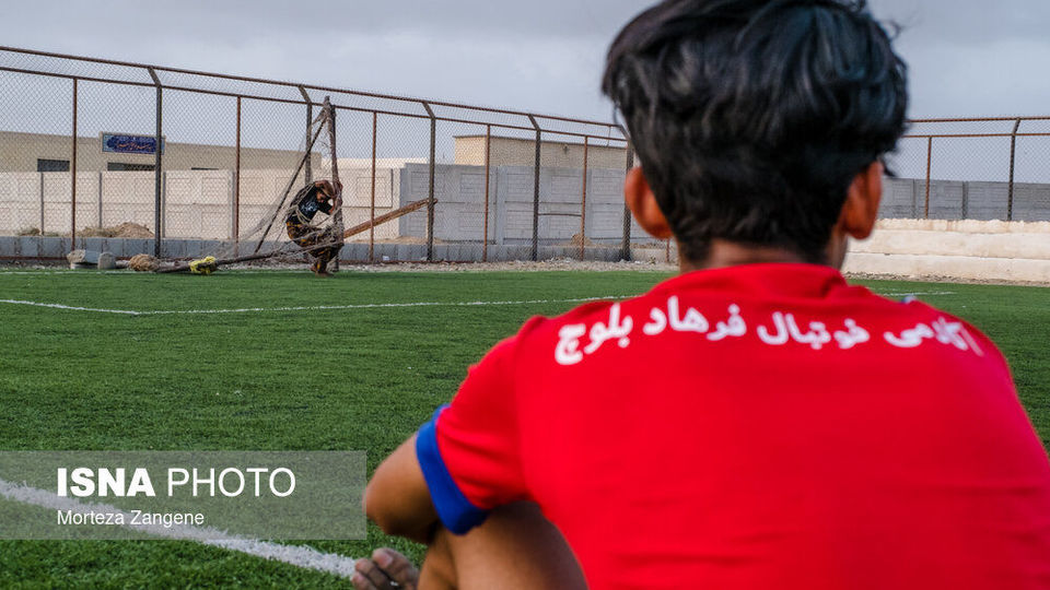 پا به توپ زیر چتر شرجی