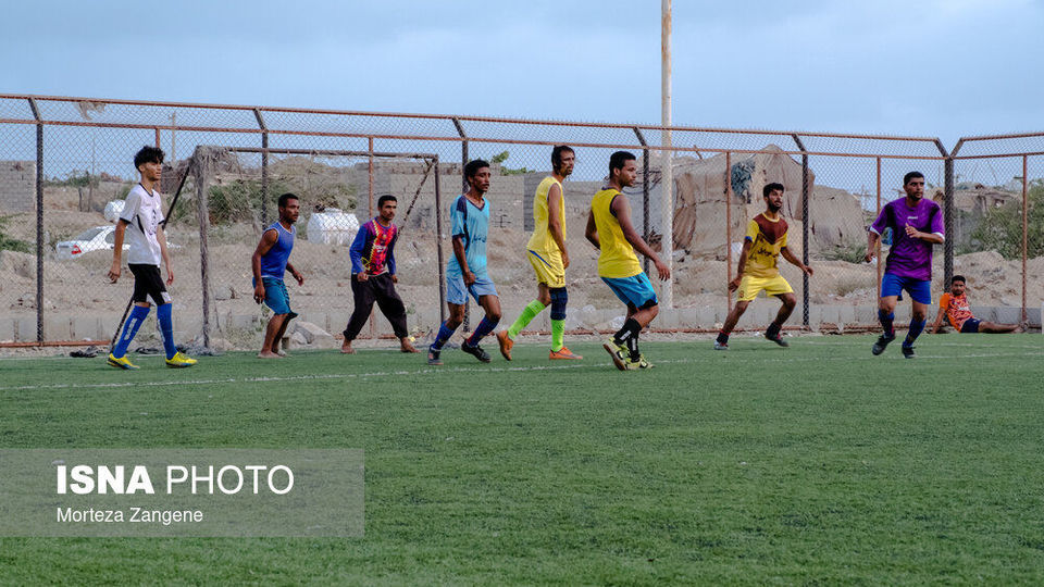 پا به توپ زیر چتر شرجی