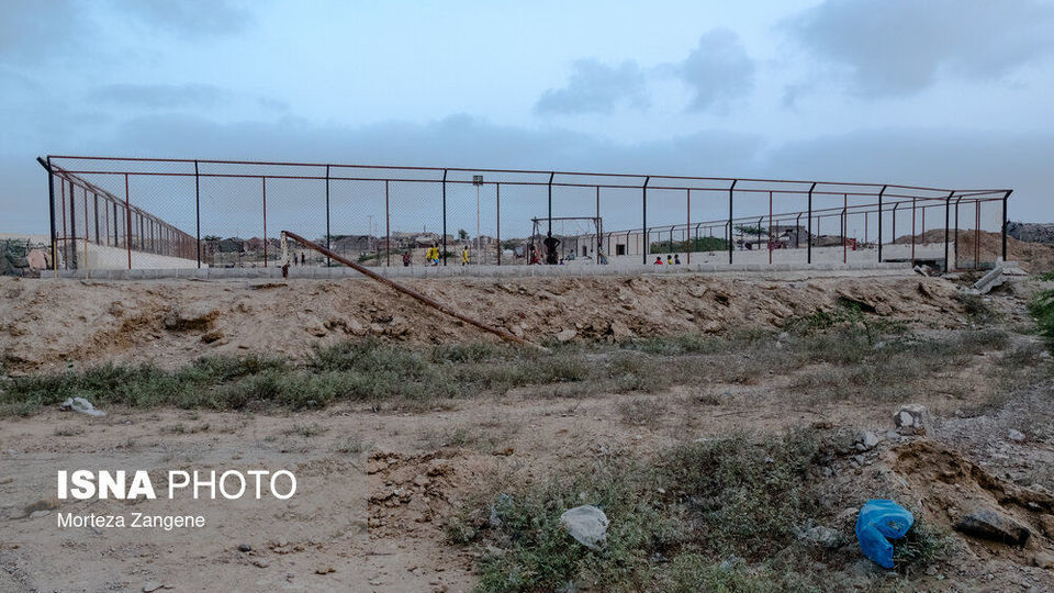 پا به توپ زیر چتر شرجی