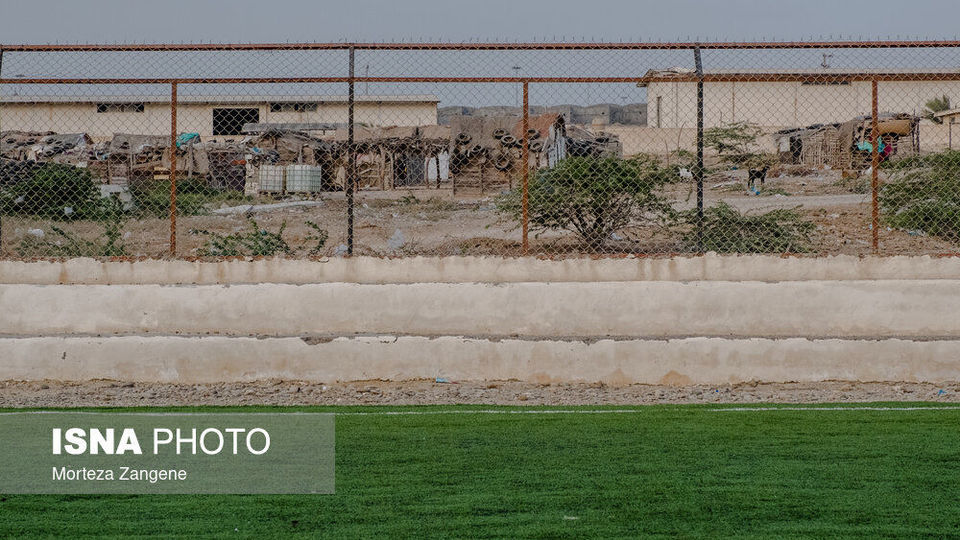 پا به توپ زیر چتر شرجی