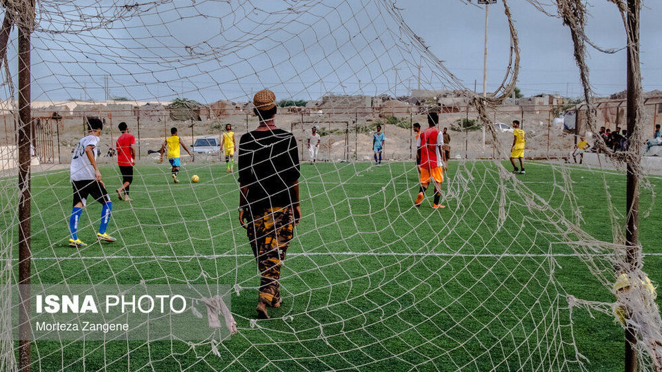 پا به توپ زیر چتر شرجی
