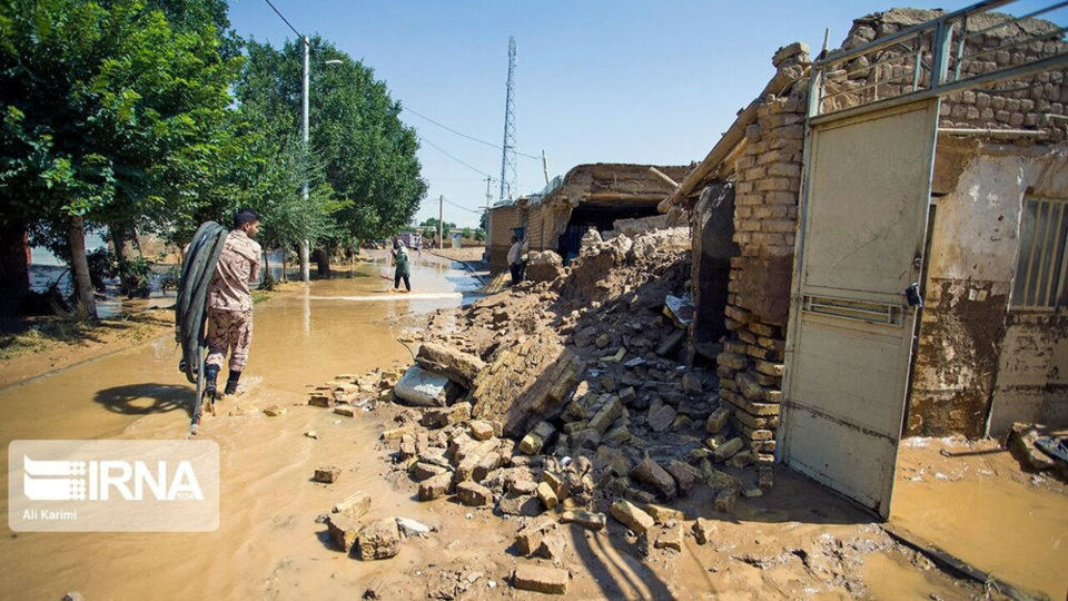 مهمان ناخوانده وسط سالن پذیرایی؛ قاب‌های تلخ از سیل در اراک