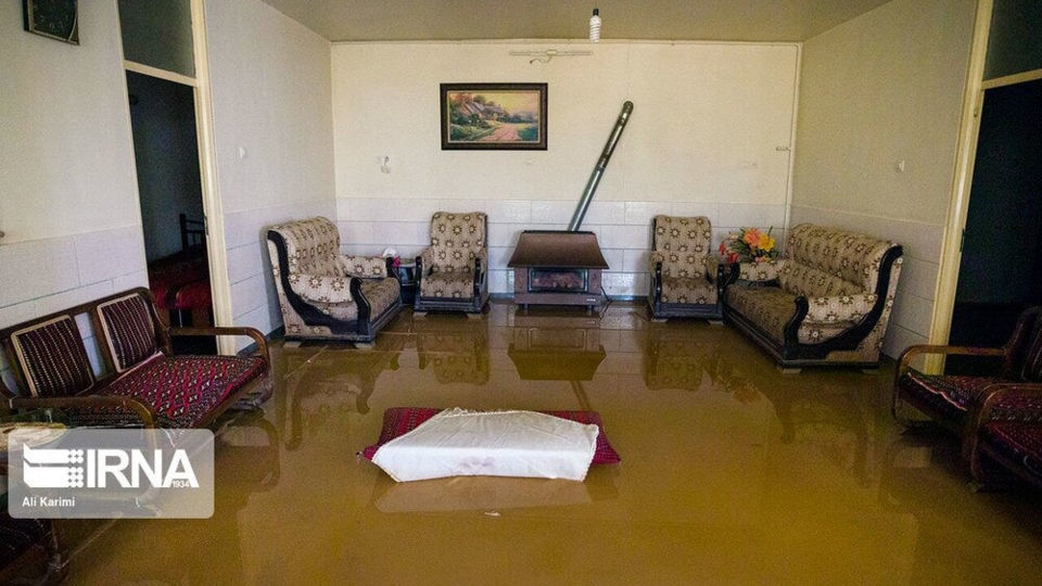 مهمان ناخوانده وسط سالن پذیرایی؛ قاب‌های تلخ از سیل در اراک