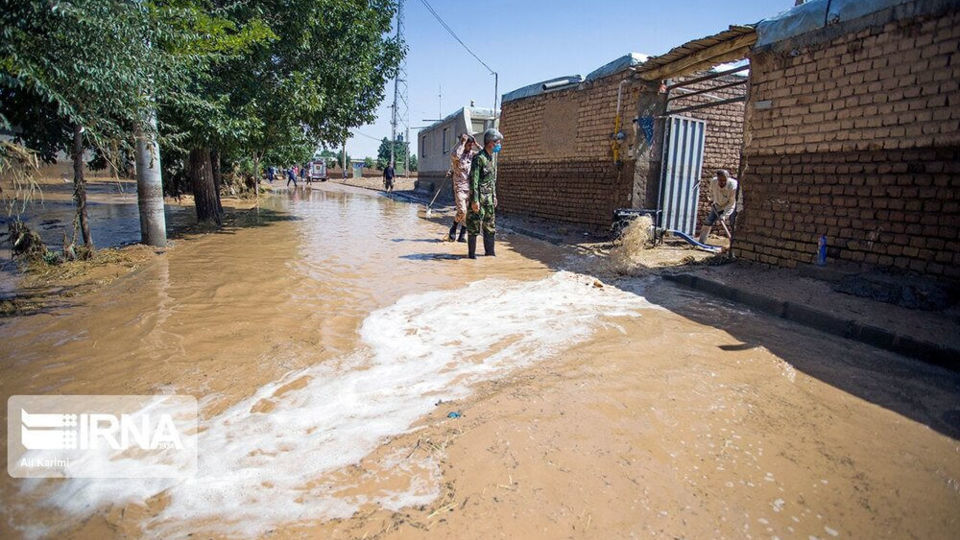 مهمان ناخوانده وسط سالن پذیرایی؛ قاب‌های تلخ از سیل در اراک