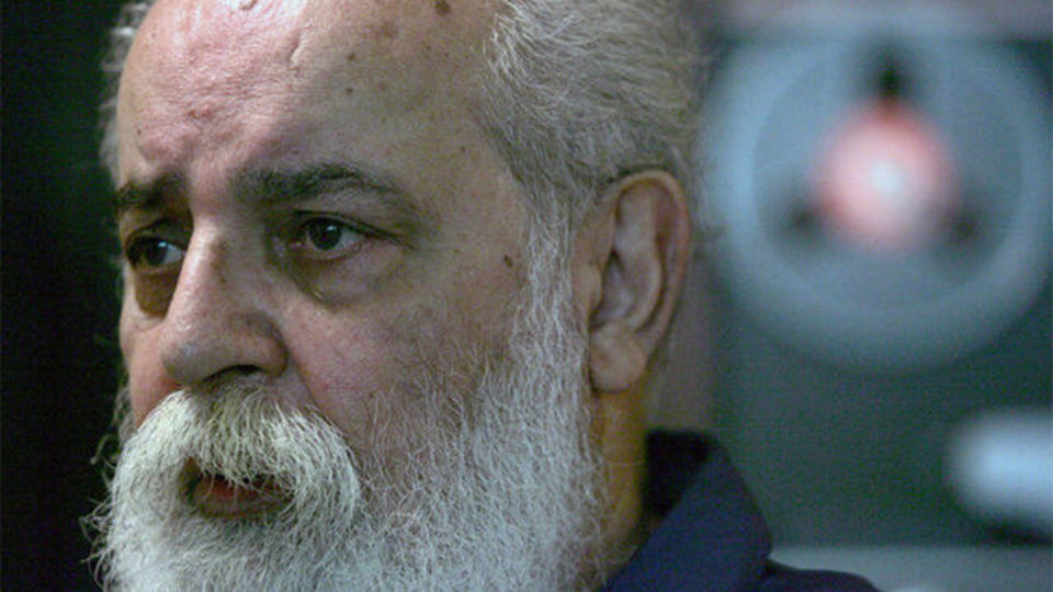 نصب بنرهای درگذشت هوشنگ ابتهاج در تهران