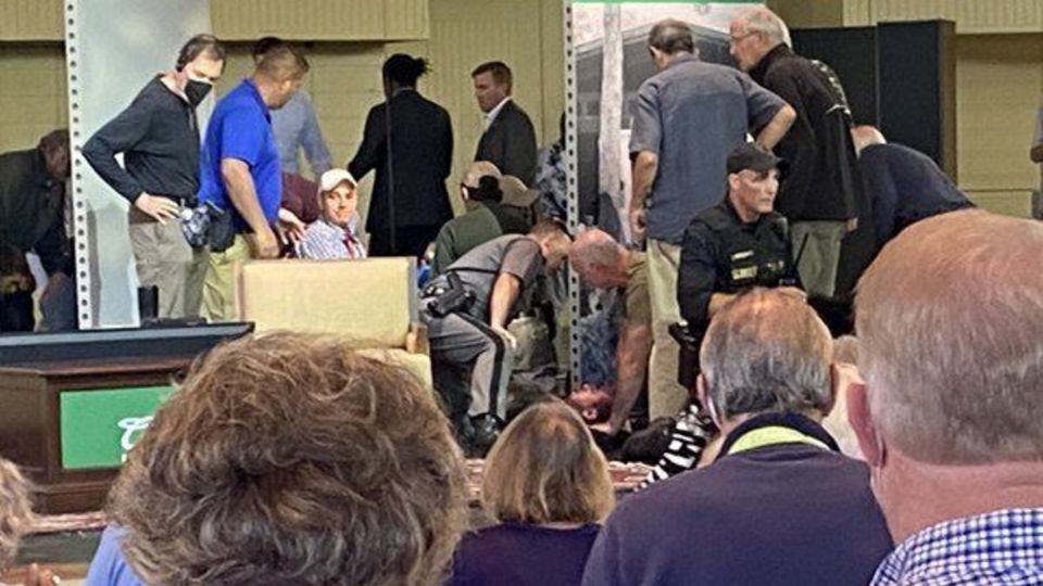 اولین تصاویر و جزئیات حمله به سلمان رشدی در نیویورک