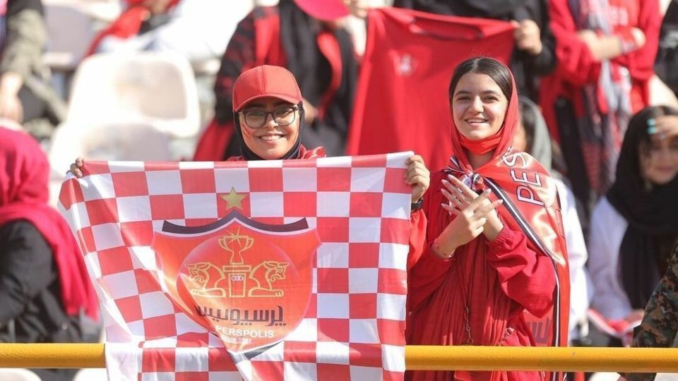 شور و اشتیاق بانوان پرسپولیسی در ورزشگاه آزادی