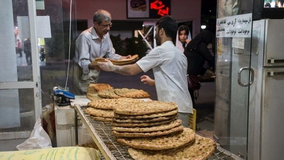 شگرد برخی نانوایان برای دور زدن طرح یارانه نان | سهمیه آرد نانواهای متخلف قطع می شود؟