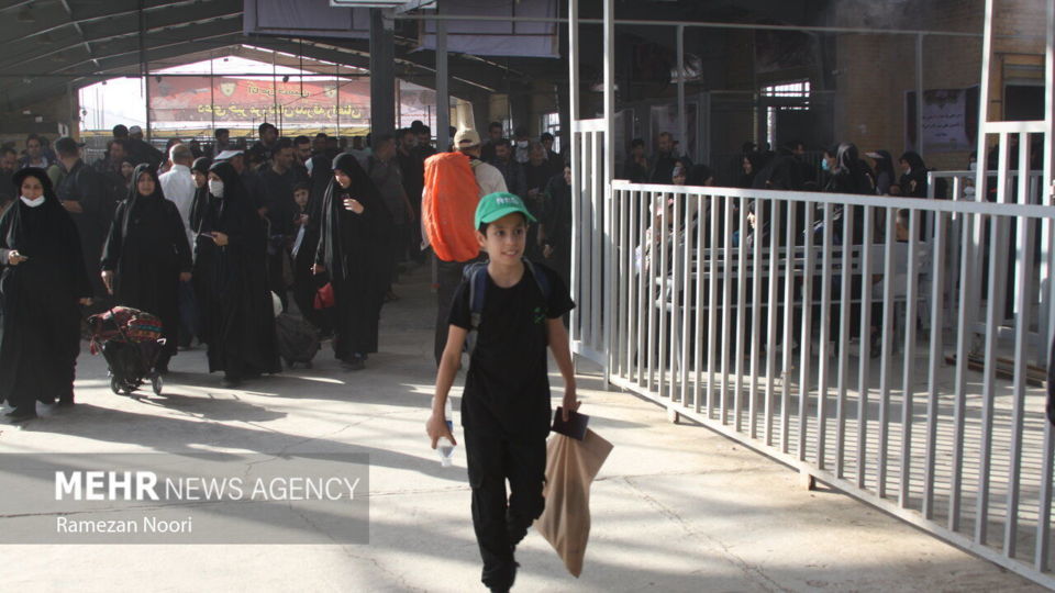 حضور پرشور زائران اربعین حسینی در مرز مهران