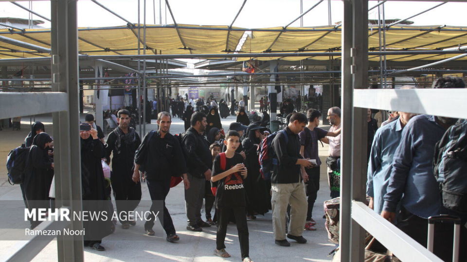 حضور پرشور زائران اربعین حسینی در مرز مهران