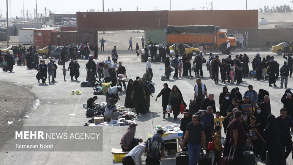 حضور پرشور زائران اربعین حسینی در مرز مهران