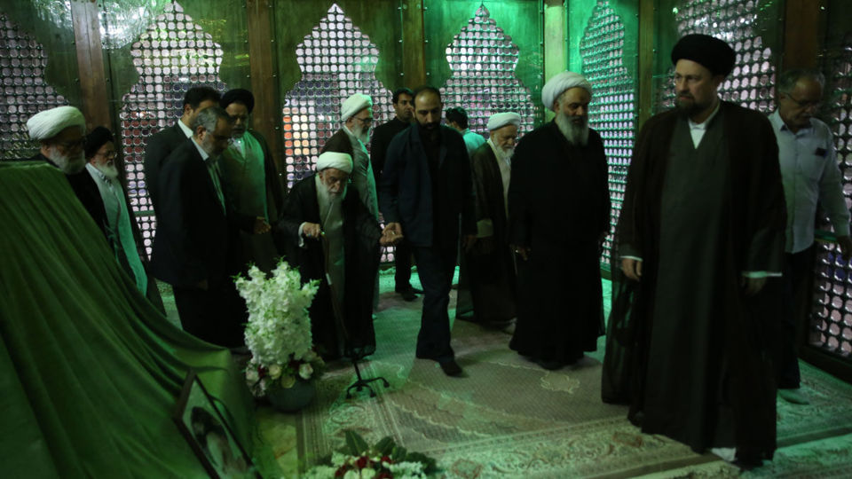     تجدید میثاق رئیس و اعضای مجلس خبرگان رهبری با آرمان های امام خمینی (س) 