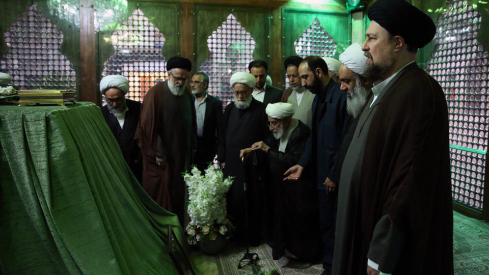     تجدید میثاق رئیس و اعضای مجلس خبرگان رهبری با آرمان های امام خمینی (س) 