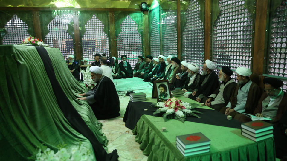     تجدید میثاق رئیس و اعضای مجلس خبرگان رهبری با آرمان های امام خمینی (س) 