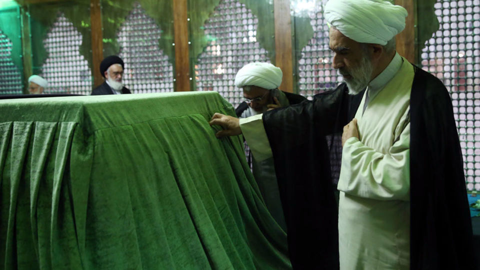     تجدید میثاق رئیس و اعضای مجلس خبرگان رهبری با آرمان های امام خمینی (س) 