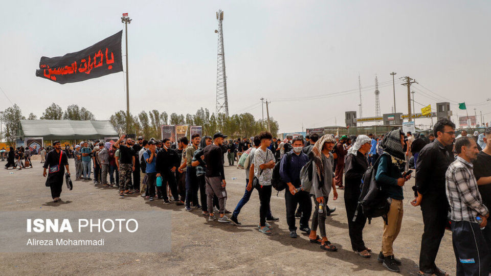 عبور زائران اربعین حسینی از مرز شلمچه