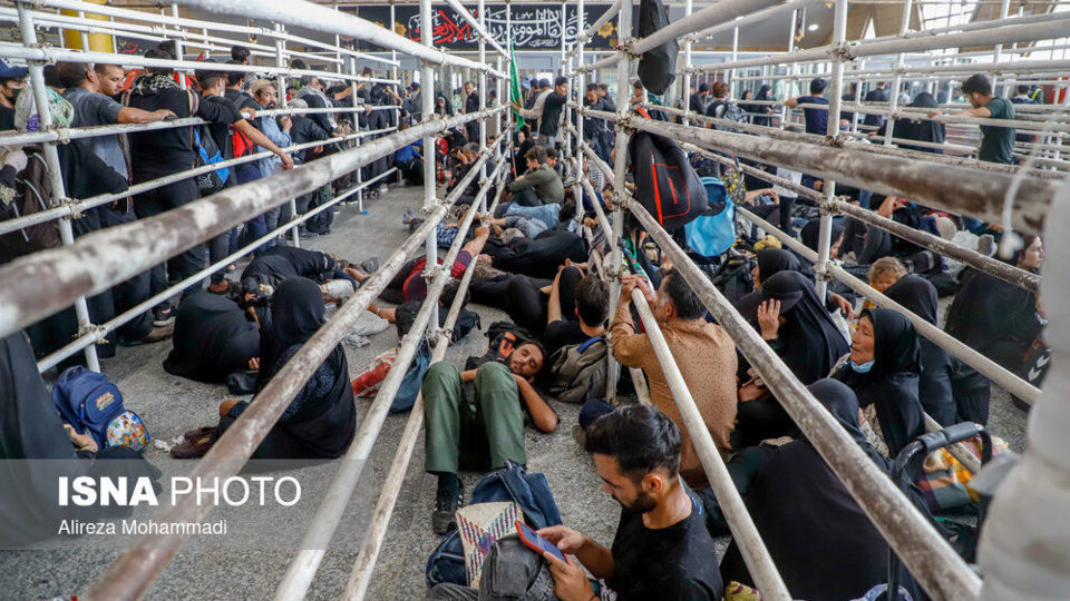 عبور زائران اربعین حسینی از مرز شلمچه