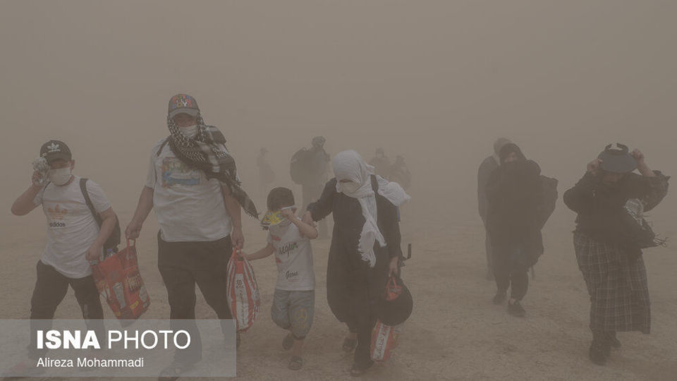 پیاده در غبار