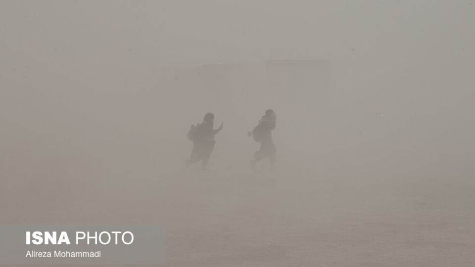 پیاده در غبار