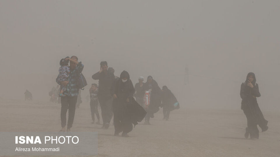 پیاده در غبار