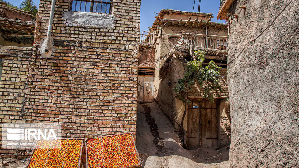 پشت بام های طلایی خَروْ