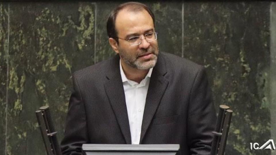 مرتضوی توانایی کار در این وزارتخانه را ندارد/ آقای مرتضوی در دوران وزارت قبیله گرایی نکنید