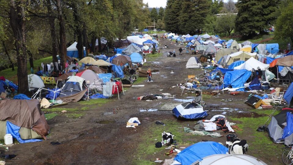 مردم مناطق طوفان زده آمریکا همچنان بی‌خانمان هستند