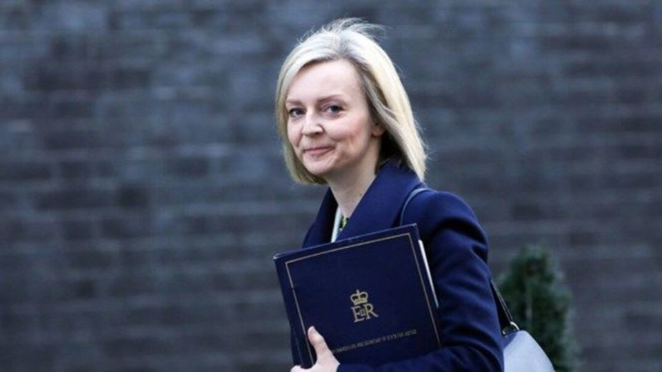 انتقاد انگلیسی‌ها از پرداخت کمک هزینه مادام العمر به لیز تراس