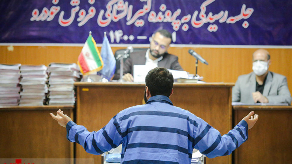 ۸۶ سال حبس قطعی برای ۱۵ متهم پرونده کثیرالشاکی فروش خودرو ۸۶ سال حبس قطعی برای ۱۵ متهم پرونده کثیرالشاکی فروش خودرو