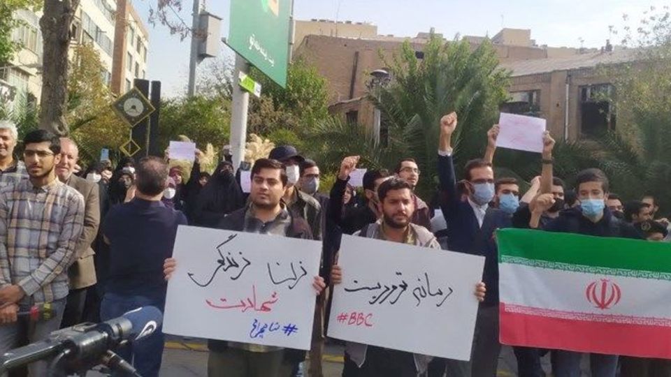 تجمع اعتراضی دانشجویان دانشگاه‌های تهران در مقابل سفارت انگلیس