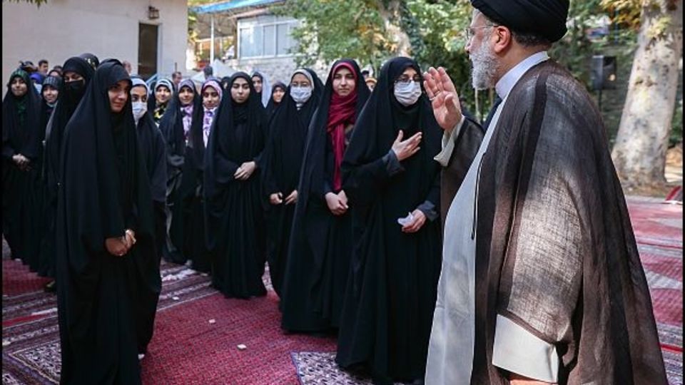 دیدار رئیسی با دانش‌آموزان اردو‌ی راهیان پیشرفت