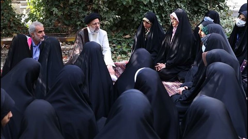 دیدار رئیسی با دانش‌آموزان اردو‌ی راهیان پیشرفت