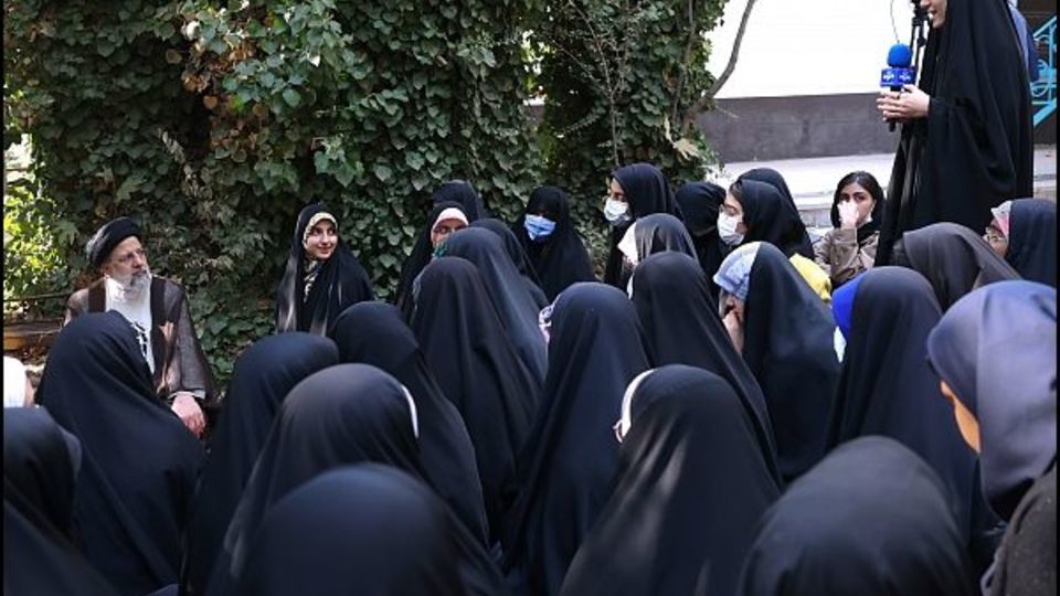 دیدار رئیسی با دانش‌آموزان اردو‌ی راهیان پیشرفت