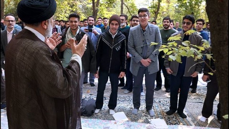 دیدار رئیسی با دانش‌آموزان اردو‌ی راهیان پیشرفت