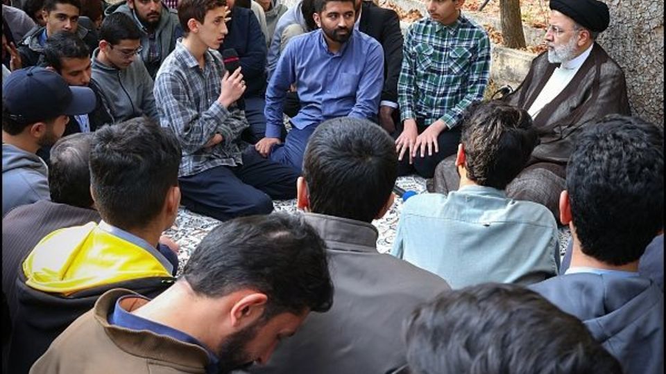 دیدار رئیسی با دانش‌آموزان اردو‌ی راهیان پیشرفت