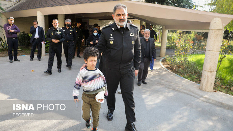 دیدار امیر دریادار ایرانی با آرتین فرزند نیروی دریایی