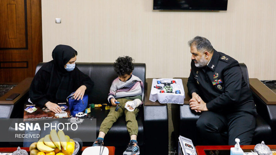 دیدار امیر دریادار ایرانی با آرتین فرزند نیروی دریایی