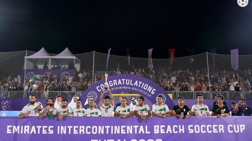 مراسم اهدای جام و جوایز برترین ها به تیم ملی فوتبال ساحلی ایران در جام بین قاره ای ۲۰۲۲