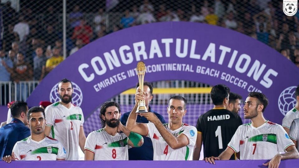 مراسم اهدای جام و جوایز برترین ها به تیم ملی فوتبال ساحلی ایران در جام بین قاره ای ۲۰۲۲