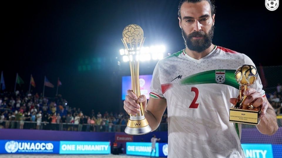 مراسم اهدای جام و جوایز برترین ها به تیم ملی فوتبال ساحلی ایران در جام بین قاره ای ۲۰۲۲