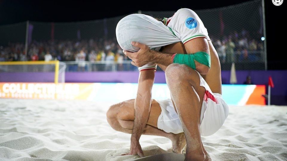 مراسم اهدای جام و جوایز برترین ها به تیم ملی فوتبال ساحلی ایران در جام بین قاره ای ۲۰۲۲