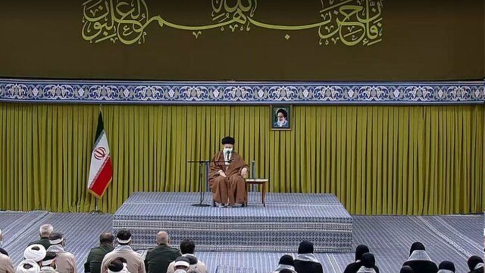 گزیده سخنان رهبر انقلاب اسلامی در جمع بسیجیان گزیده سخنان رهبر انقلاب اسلامی در جمع بسیجیان