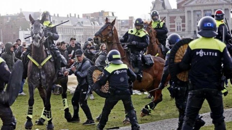 حمله سگ‌های پلیس به معترضان در هلند+فیلم