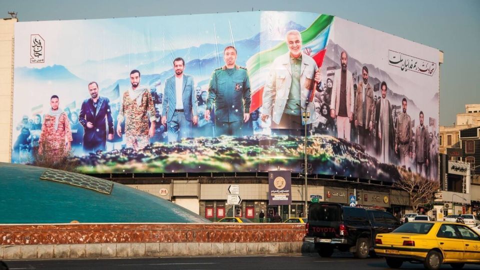 بزرگترین دیوارنگاره کشور در میدان انقلاب تهران افتتاح شد/خاموشی برج میلاد به یاد سردار دلها بزرگترین دیوارنگاره کشور در میدان انقلاب تهران افتتاح شد/خاموشی برج میلاد به یاد سردار دلها