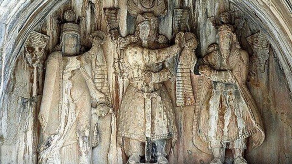 اولین زنی که در ایران بر تخت پادشاهی نشست+ تصاویر اولین زنی که در ایران بر تخت پادشاهی نشست+ تصاویر