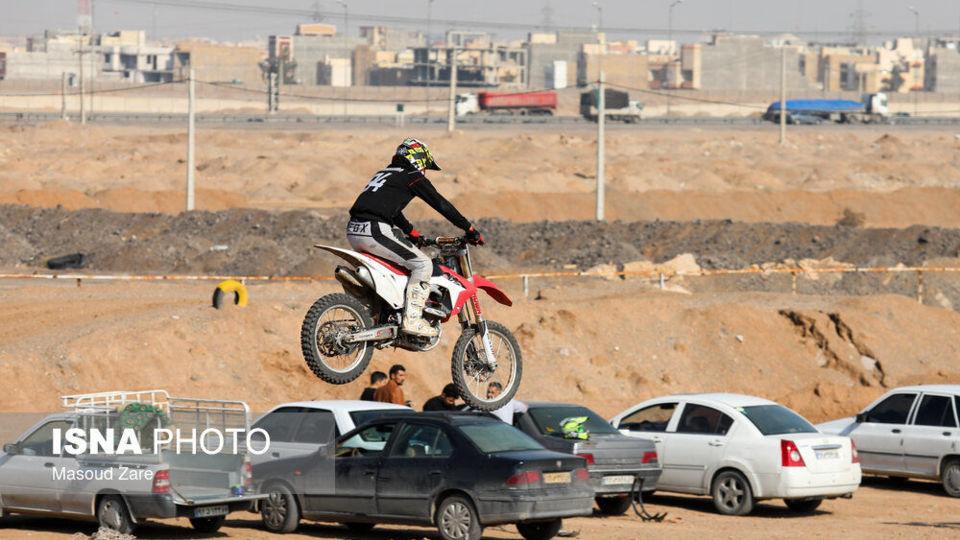 تجربه هیجان پرواز در پیست تمرینی موتور کراس یزد