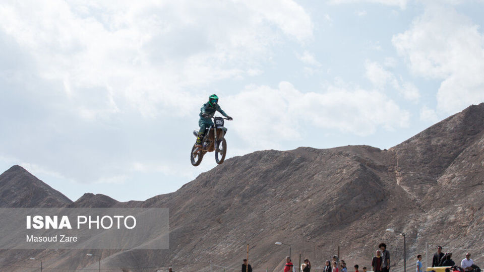 تجربه هیجان پرواز در پیست تمرینی موتور کراس یزد