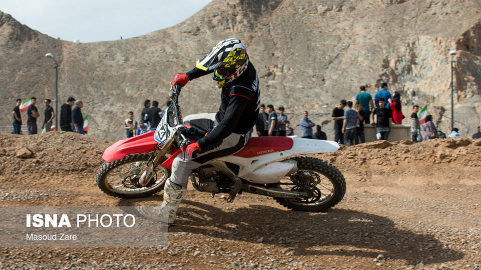 تجربه هیجان پرواز در پیست تمرینی موتور کراس یزد